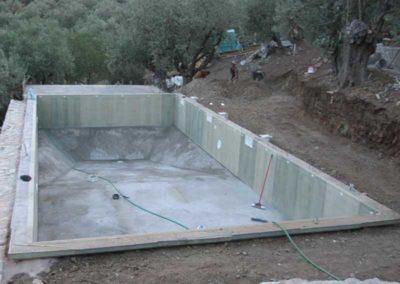 Κατασκευή προκατασκευασμένης πισίνας σε γκρεμό-Μπάζωμα περιβάλλοντος χώρου