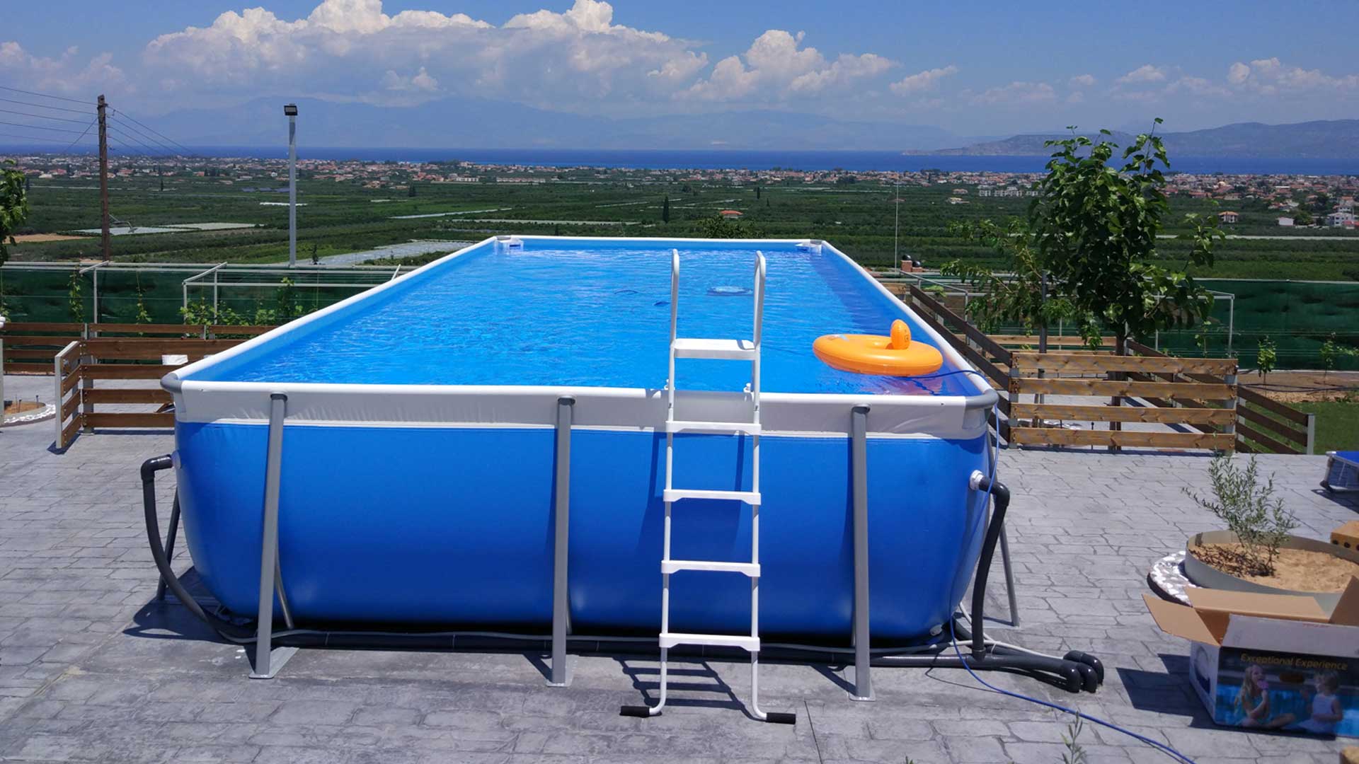 ΕΠΙΔΑΠΕΔΙΑ ΠΙΣΙΝΑ. Μια πισίνα με φόντο τη θάλασσα