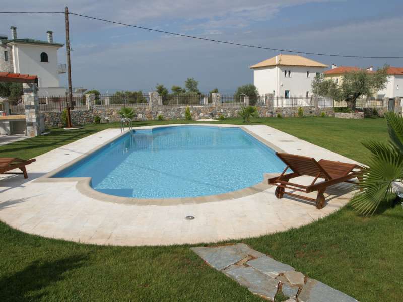 PH ΠΙΣΙΝΑΣ. Πισίνα με ρωμαϊκά σκαλιά στις δύο μικρές πλευρές