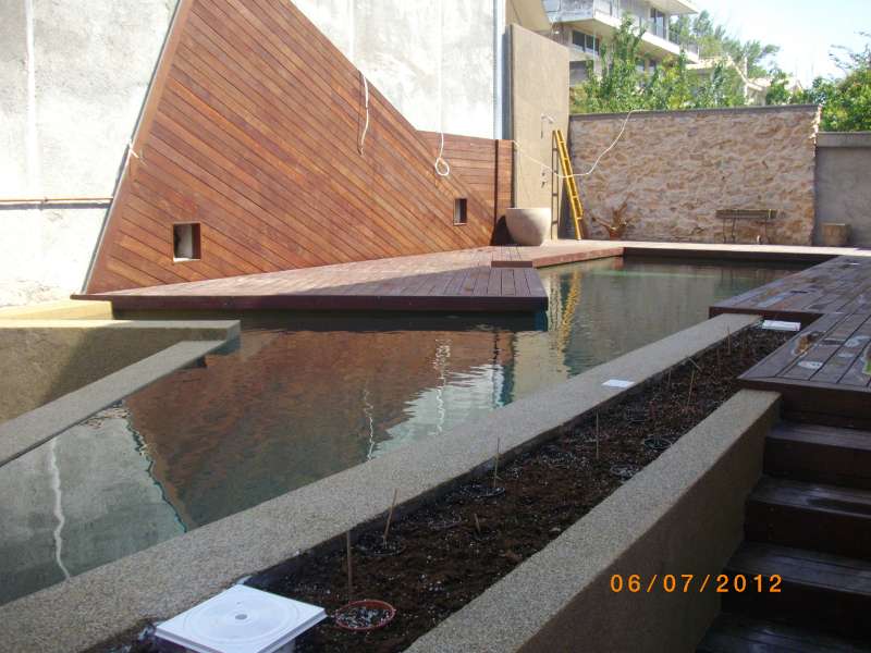 Αλκαλικότητα νερού πισίνας. Μια πισίνα με μια διαφορετική αρχιτεκτονική άποψη.