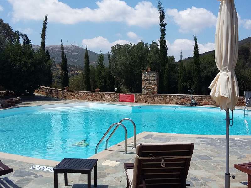 ΑΠΟΛΥΜΑΝΣΗ ΠΙΣΙΝΑΣ. Μια πισινα στη κορυφή ενός λόφου μέσα στη φύση