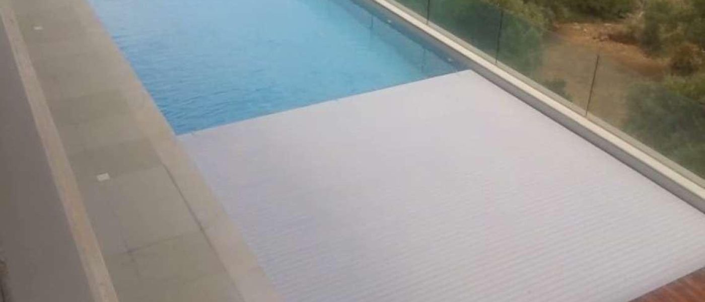 ΑΥΤΟΜΑΤΑ ΚΑΛΥΜΜΑΤΑ ΠΙΣΙΝΑΣ. Ένα αυτόματο κάλυμμα περσίδων σε διαδικασία απλώματος