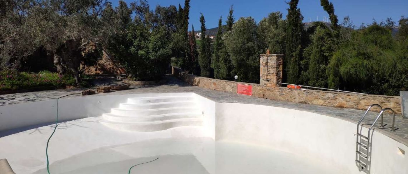 Αλλαγή νερού πισίνας. Μια πισινα στη διαδικασία προσθήκης φρέσκου νερού