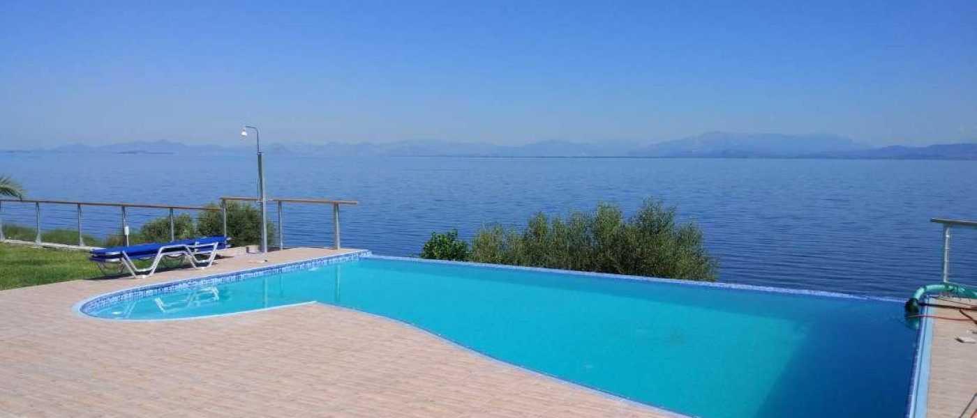 Άνοιγμα πισίνας. Μια πισίνα με καταρράκτη δίπλα στη θάλασσα