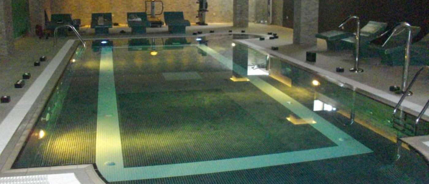 AOP ΣΤΗ ΠΙΣΙΝΑ. Μια πισίνα ξενοδοχείου εσωτερικού χώρου με συστήματα υδροθεραπείας