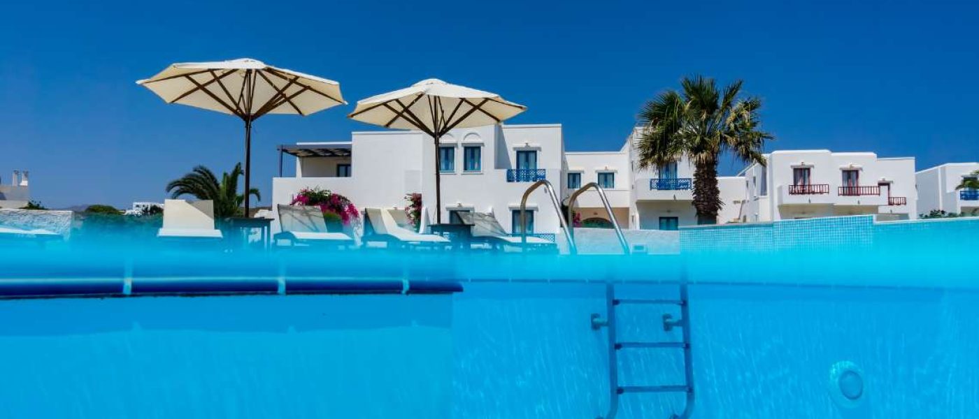 ΔΙΑΦΟΡΕΣ ΔΗΜΟΣΙΑΣ ΚΑΙ ΙΔΙΩΤΙΚΗΣ ΠΙΣΙΝΑΣ. Μια εικόνα του συγκροτήματος και του νερού της πισίνας.