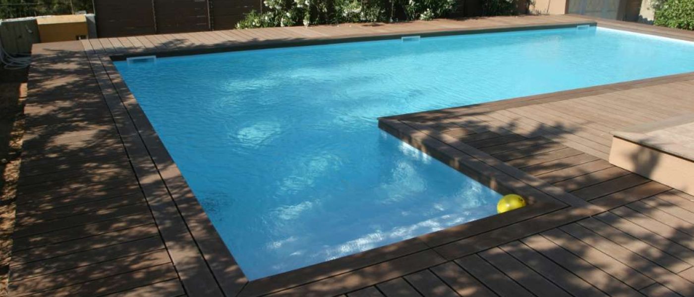 ΚΟΡΩΝΟΪΟΣ ΚΑΙ ΠΙΣΙΝΑ. Μια πισίνα με εξωτερικά σκαλοπάτια σε μια γωνία της