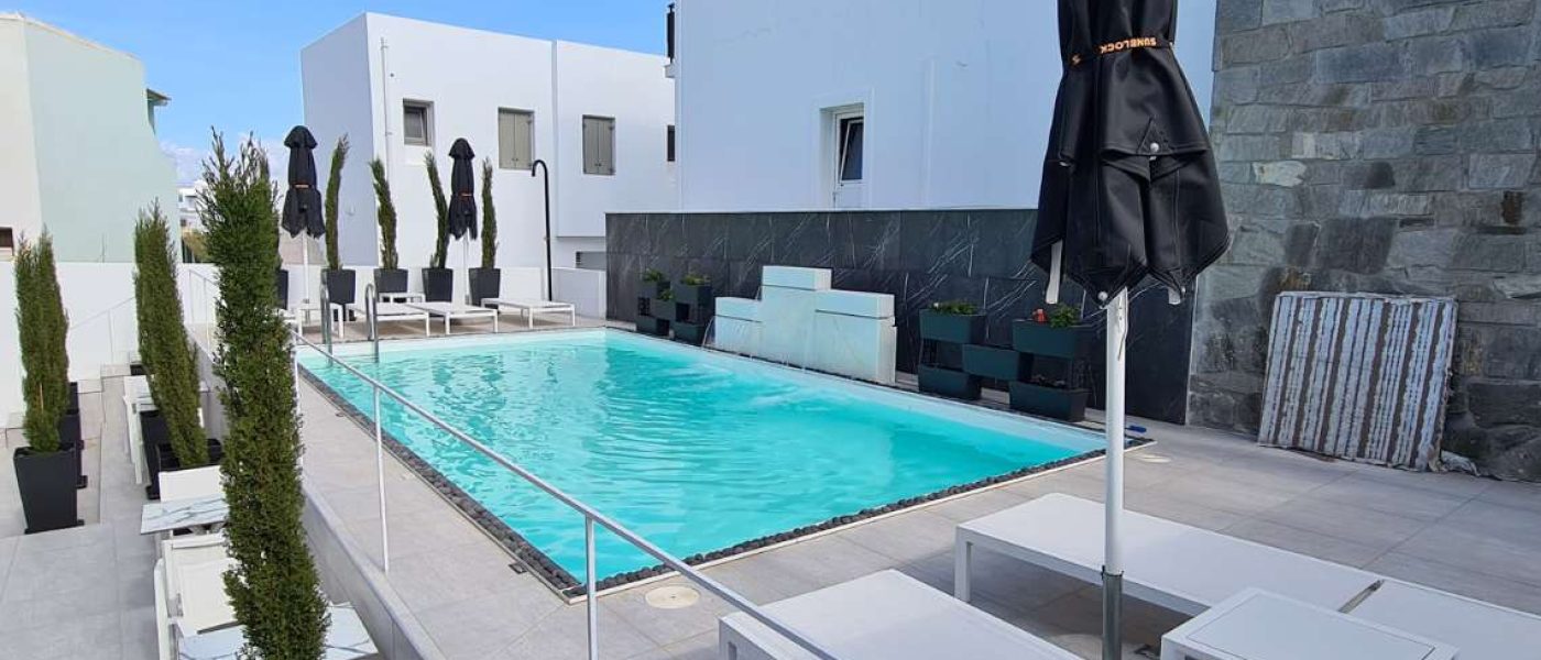 Μεταλλικές πισίνες. Μια τέτοια πισίνα δεν ξεχωρίζει από μία κλασσική πισίνα μπετόν μετά την ολοκληρωση της