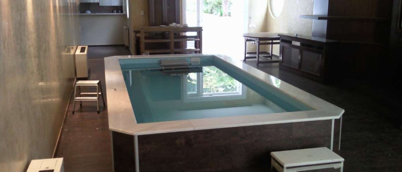 ΜΙΚΡΗ ΠΙΣΙΝΑ HYDROUS. Μια εσωτερική πισίνα hydrous ημιβυθυσμένη σε σχέση με το δάπεδο