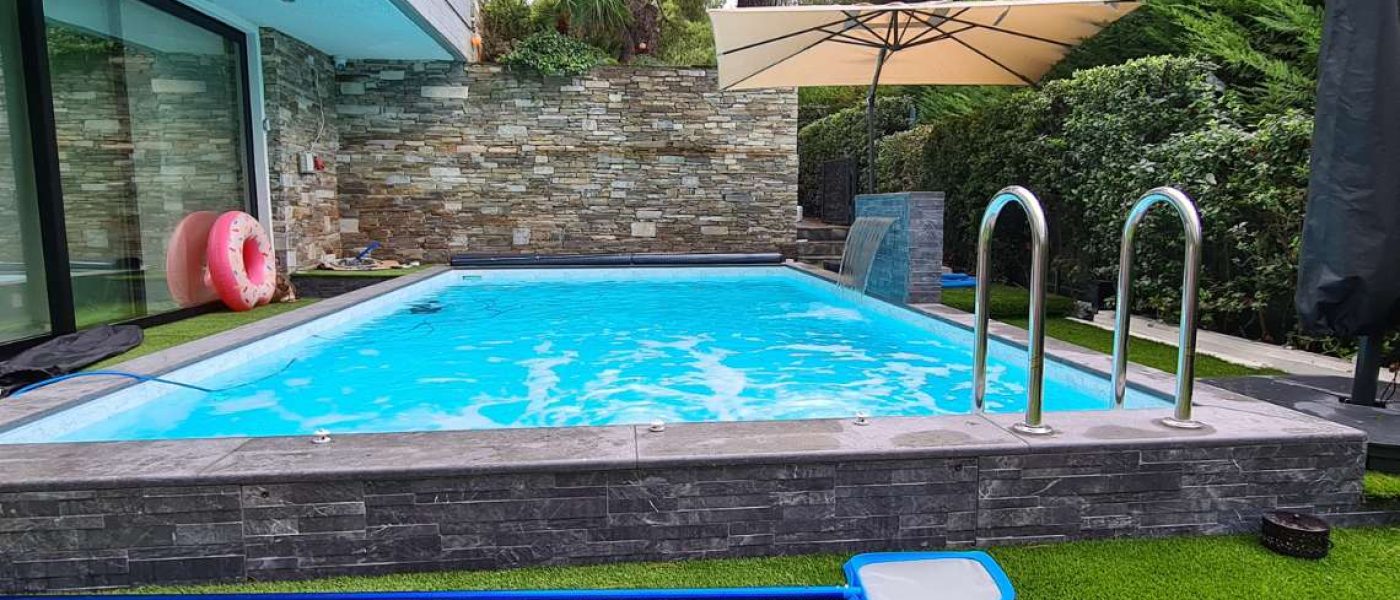 ΜΙΚΡΗ ΠΡΟΚΑΤ ΠΙΣΙΝΑ. Μια πισίνα hydrous ημιβυθυσμένη στον κήπο οικίας