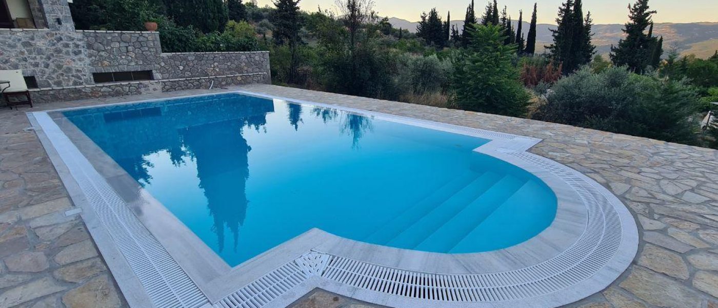 ΠΙΣΙΝΑ ΜΕ ΥΠΕΡΧΕΙΛΙΣΗ. Πισίνα μπετόν με υπερεχείλιση και ρωμαϊκά σκαλοπάτια