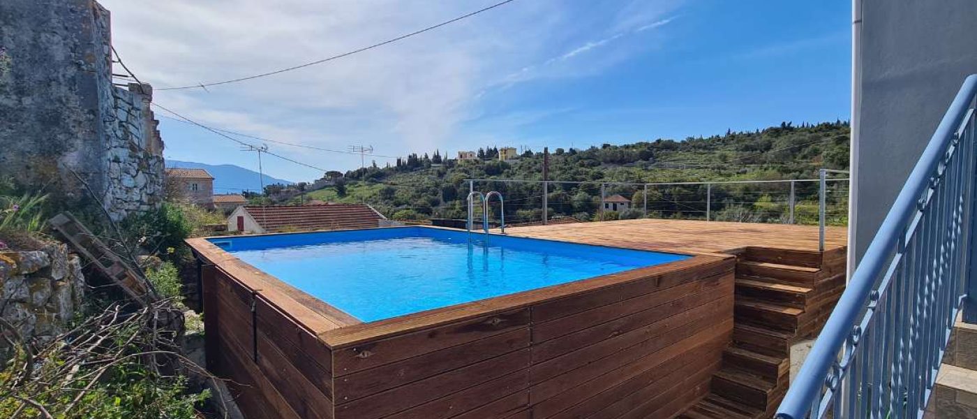 ΠΡΟΚΑΤ ΠΙΣΙΝΑ HYDROUS. Μια επίγεια πισίνα hydrous με εξωτερική επένδυση και deck.