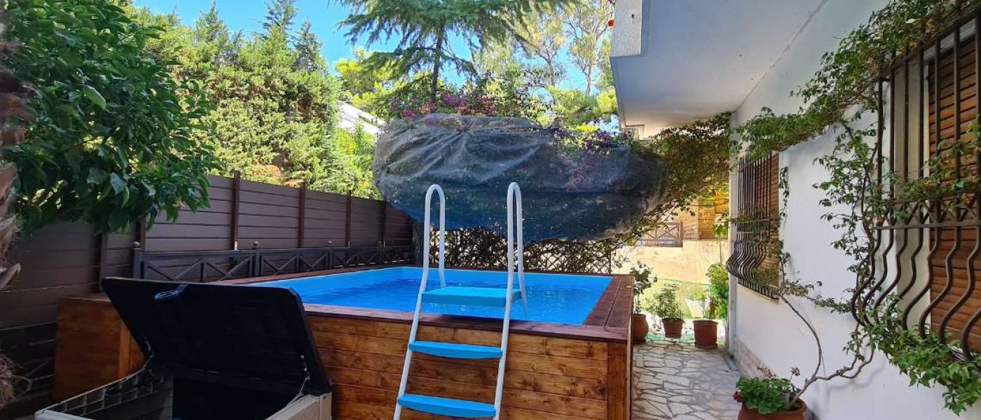 ΠΙΣΙΝΑ ΣΤΗΝ ΑΥΛΗ - HYDROUS. Μια επίγεια πισίνα hydrous με εξωτερική επένδυση ξύλου