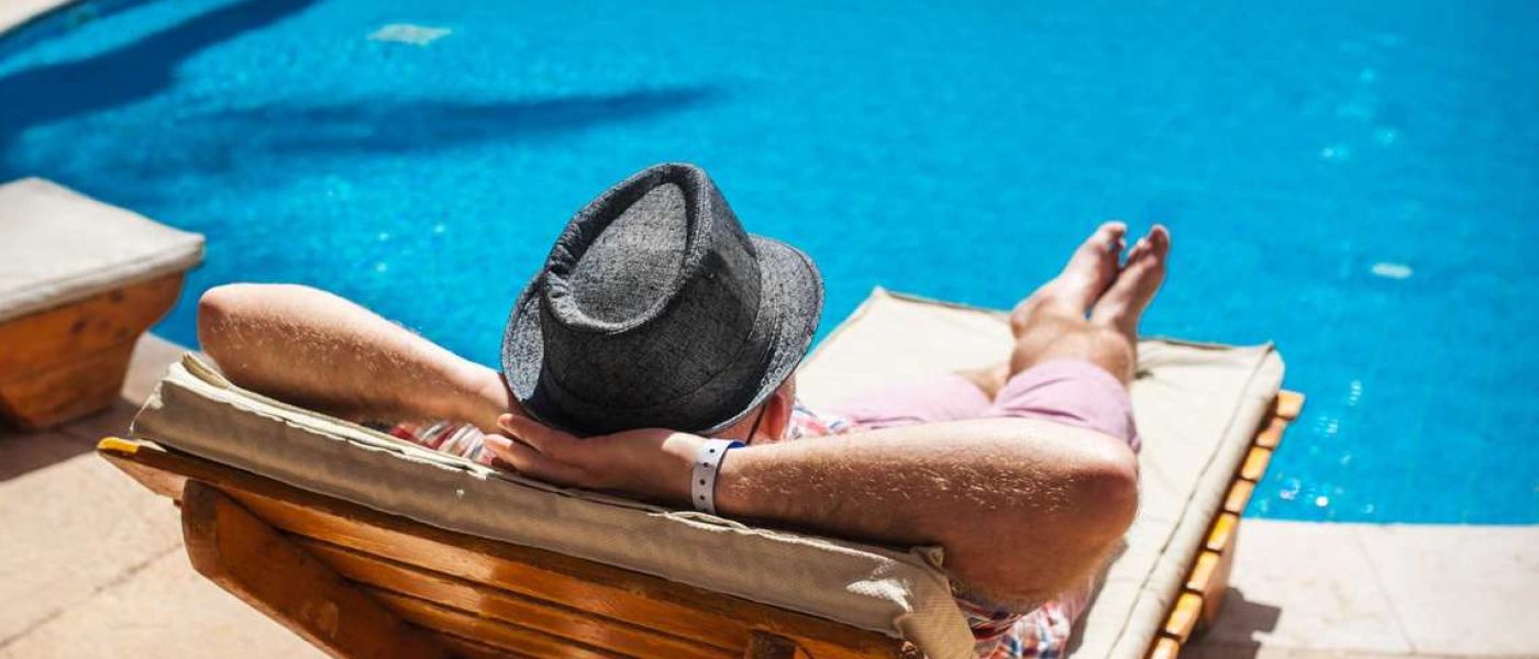 Προβλήματα πισίνας. Η σωστή αντιμετώπιση έχει σαν αποτέλεσμα ένα συντηρητή που απολαμβάνει τη πισίνα