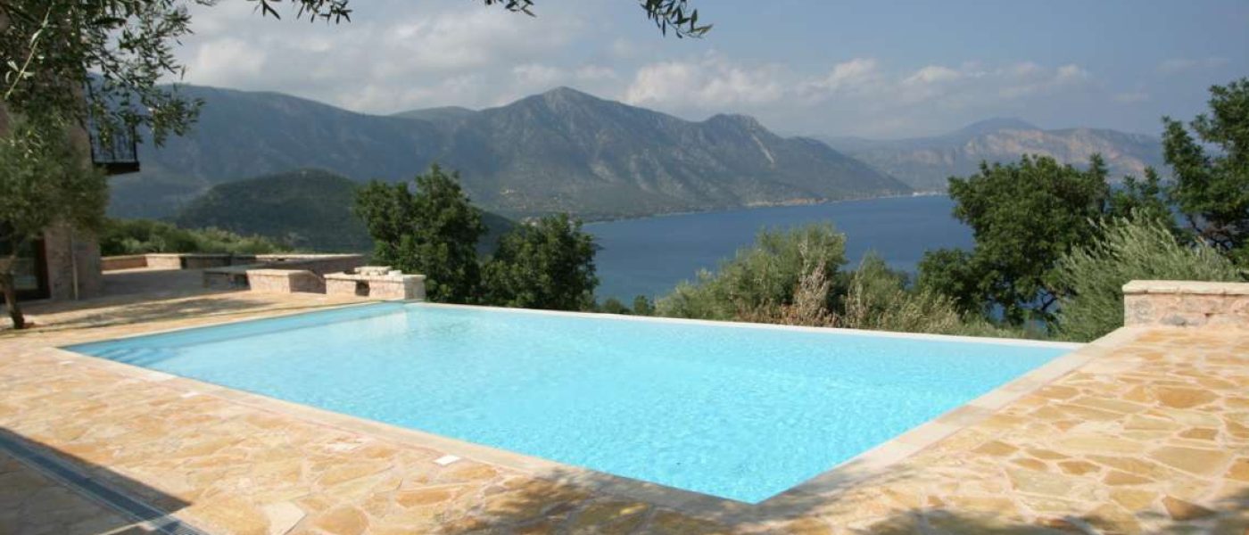 ΥΛΙΚΑ ΜΕΙΩΣΗΣ ΧΛΩΡΙΟΥ ΣΤΗ ΠΙΣΙΝΑ. Μια πισίνα με καταρράκτη στην πλαγιά λόφου με τη θάλασσα μπροστά της