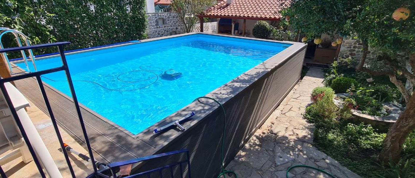 ΥΠΕΡΓΕΙΑ ΠΙΣΙΝΑ HYDROUS. Μια πισίνα hydrous σε σύνδεση με το μπαλκόνι της οικιας.
