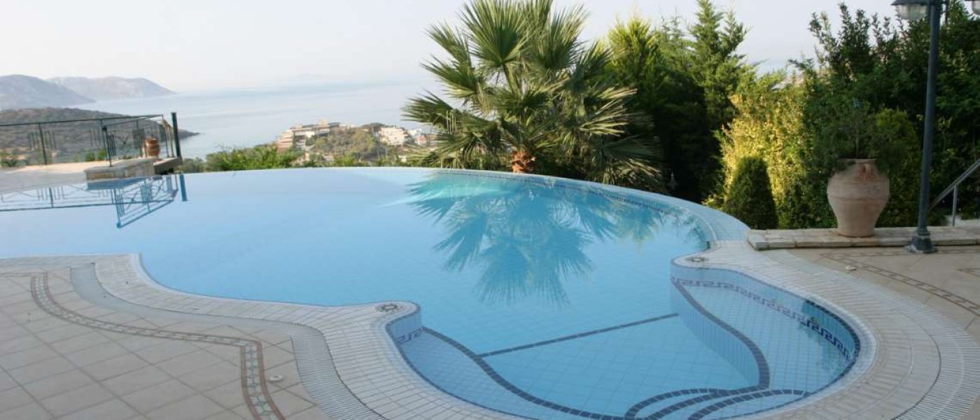 ΥΠΕΡΙΩΔΕΙΣ ΑΚΤΙΝΕΣ ΣΤΗ ΠΙΣΙΝΑ. Μια πισίνα με υπερχείλιση ελευθέρου σχήματος