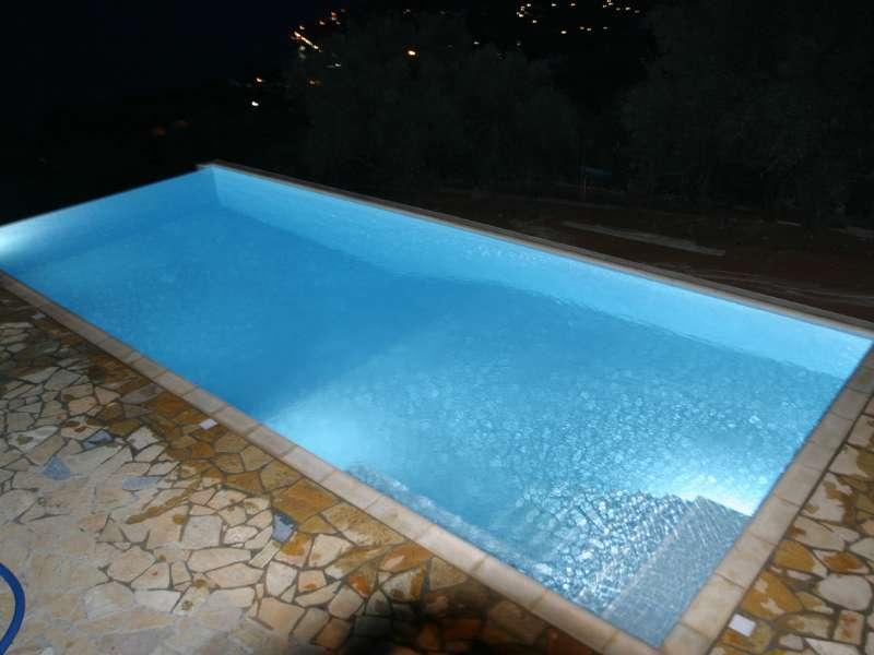 ΕΝΕΡΓΟ ΟΞΥΓΟΝΟ ΥΓΡΟ ΣΤΗ ΠΙΣΙΝΑ. Μια πισίνα φωτισμένη με καταρράκτη