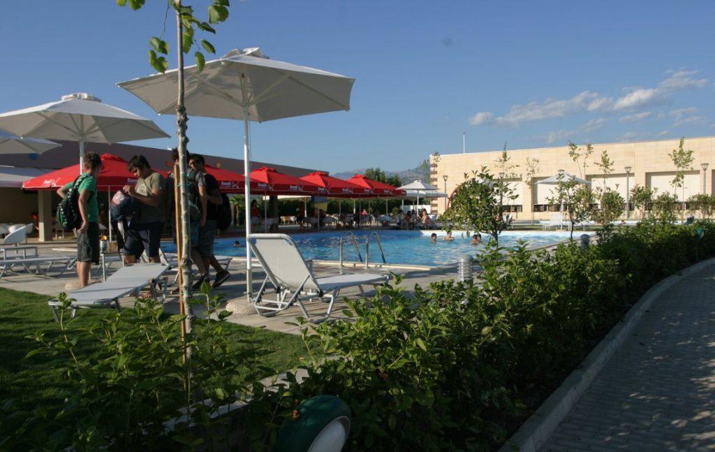 Ενεργό Οξυγόνο. Δημόσια πισίνα σε αναψυκτήριο με περιορισμένη καθαριότητα στον περιβάλλοντα χώρο