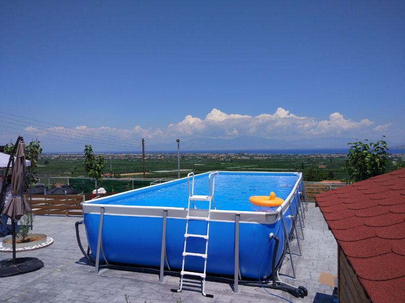 ΕΠΙΔΑΠΕΔΙΑ ΠΙΣΙΝΑ. Τοποθετημένη στο μπαλκόνι του εξοχικού να ατενίζει την θάλασσα