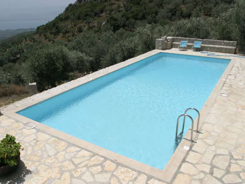 ΚΛΕΙΣΙΜΟ ΠΙΣΙΝΑΣ. Μια πισίνα στην πλαγιά λόφου με θέα τη θάλασσα