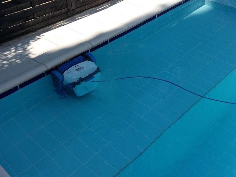 Λάθη στη φροντίδα της πισίνας. Μια αυτόματη σκούπα καθαρισμού, δίνει περισσότερο χρόνο για χαλάρωση