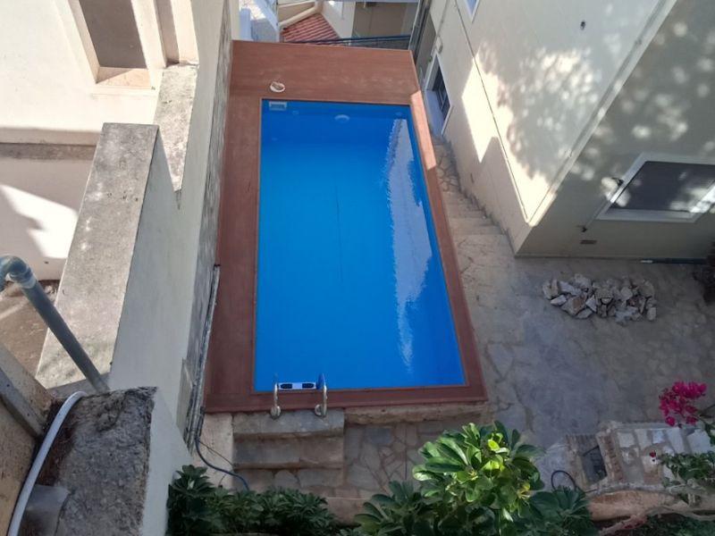 Μικρές πισίνες κήπου. Αξιοποίηση του ελάχιστου χώρου σε κεκλιμένο χώρο