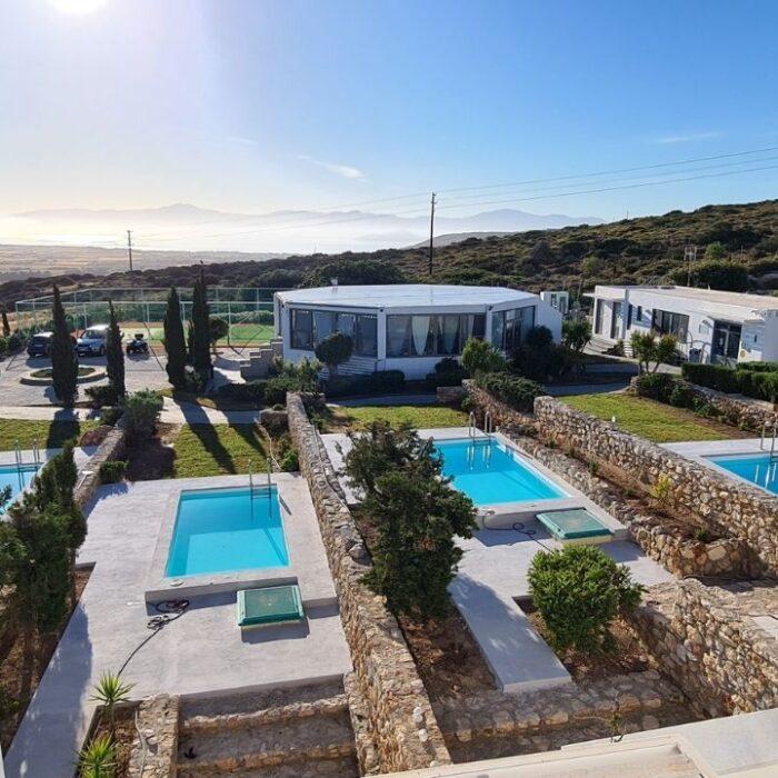 ΜΙΚΡΕΣ ΠΙΣΙΝΕΣ ΓΙΑ STUDIO. Συγκρότημα studios με μία πισίνα για το καθένα.