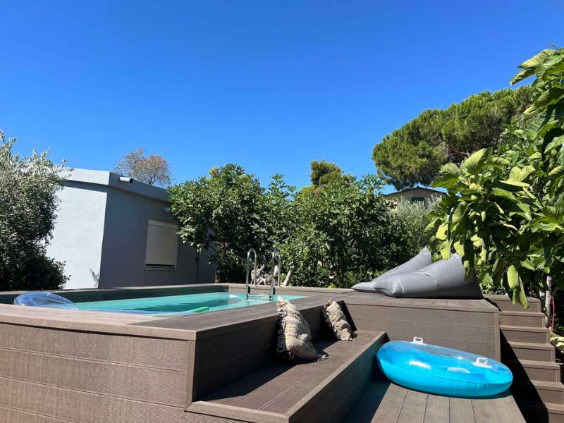 Οικονομική πισίνα. Μια πισίνα technypool με εξωτερική επένδυση με wpc