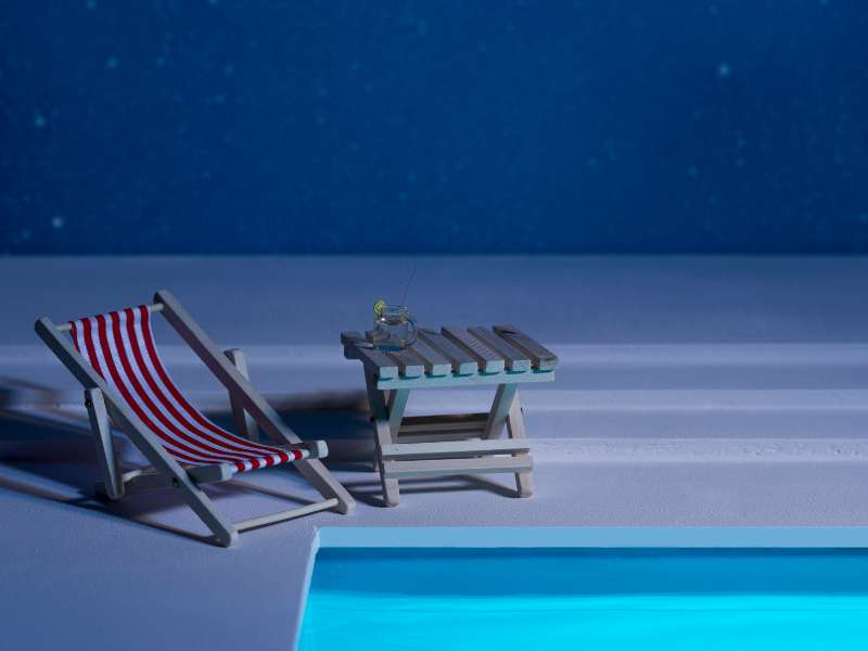 Πισίνα και καταιγίδα. Το γαλάζιο της πισίνας σε αντίθεση με το σκούρο μπλέ του ουρανού