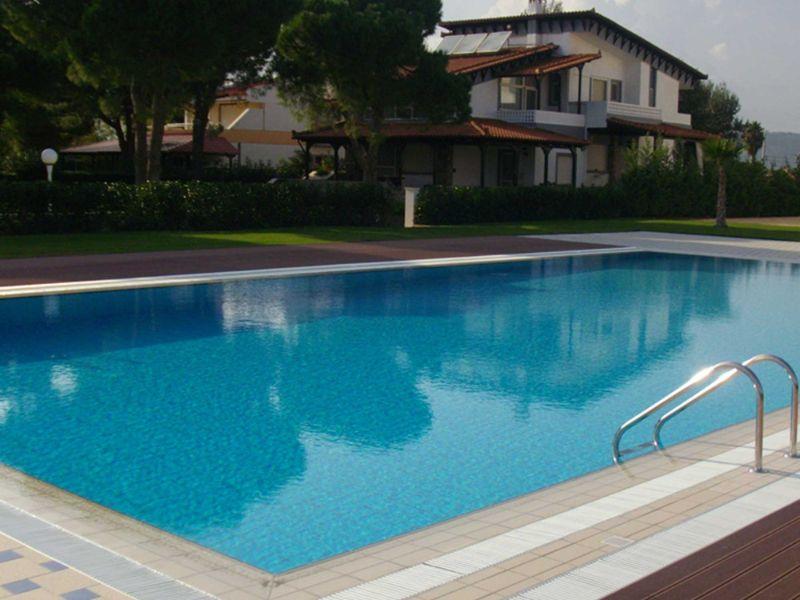 ΠΙΣΙΝΑ ΜΕ ΥΠΕΡΧΕΙΛΙΣΗ. Ορθογωνική πισίνα μπετόν στο εξοχικό.