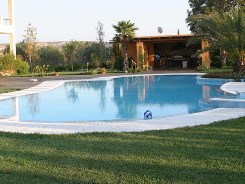 ΠΙΣΙΝΑ ΜΥ ΥΠΕΡΧΕΙΛΙΣΗ. Πισίνα με ελεύθερο σχήμα και υπερχείλιση με μάρμαρο