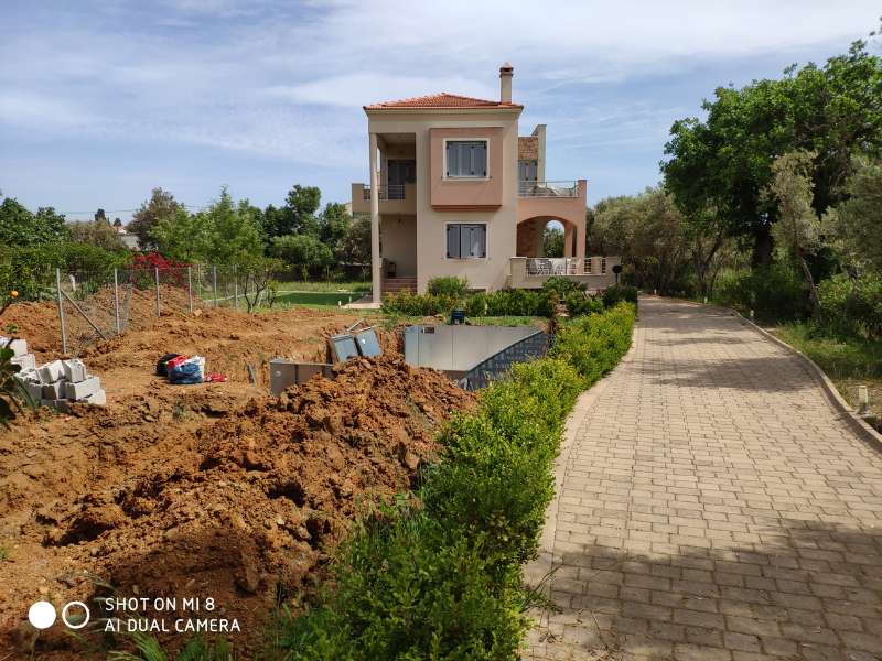 Προκάτ Πισίνα στη Χίο. Ξεκίνημα εργασειών με εκσκαφή και τοποθέτηση πάνελ τοιχείων πισίνας