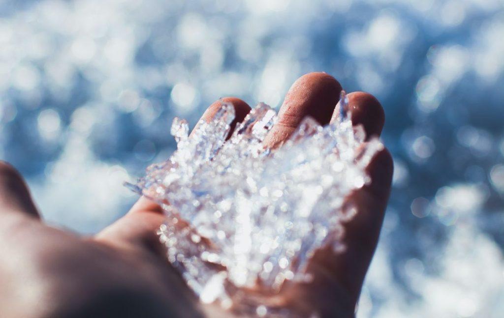 Πισίνα τον χειμώνα. Λεπτομέρεις χιονιού στη παλάμη