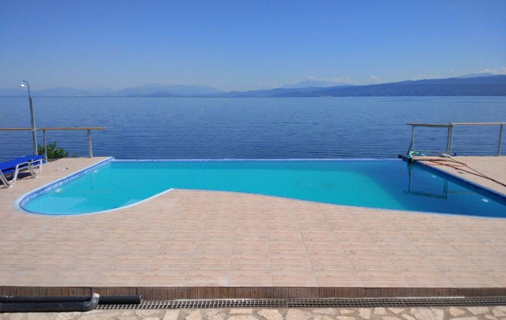 Πισίνες Καταρράκτη (infinity) Η αίσθηση σύνδεσης με το περιβάλλον