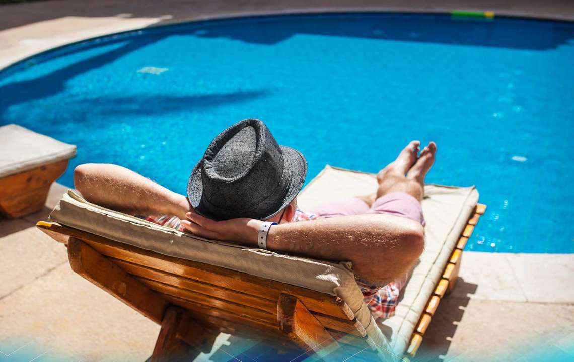 Προβλήματα πισίνας. Η σωστή αντιμετώπιση έχει σαν αποτέλεσμα ένα συντηρητή που απολαμβάνει τη πισίνα