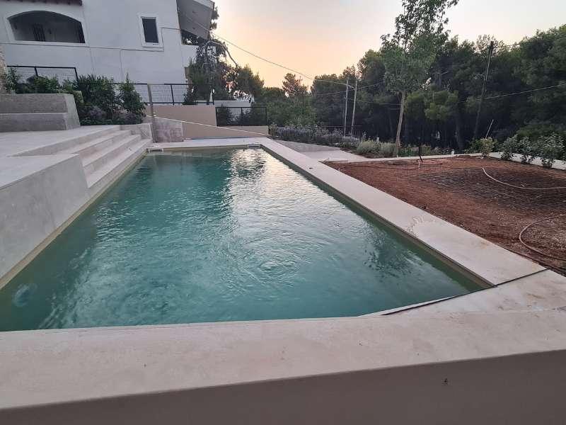 Προβλήματα πισίνας. Μια πισίνα στην είσοδο της κατοικίας