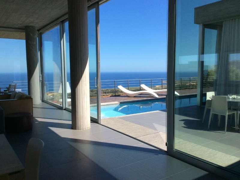 ΣΤΑΘΕΡΟΠΟΙΗΤΗΣ ΧΛΩΡΙΟΥ. Η πισίνα που δένει απόλυτα με το περιβάλλον και την αρχιτεκτονική της οικίας