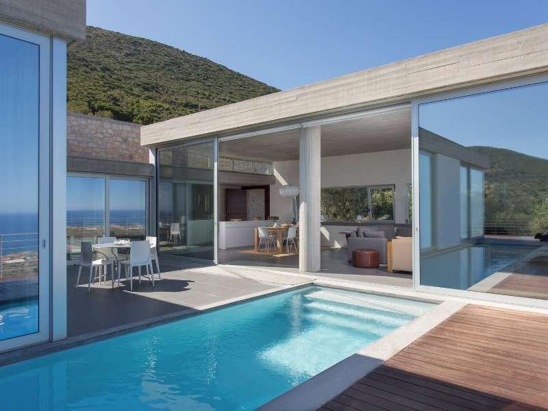 ΣΤΑΘΕΡΟΠΟΙΗΤΗΣ ΧΛΩΡΙΟΥ. Ο σχεδιασμός της θέσης της πισίνας αξιοποιεί την αισθητική της βίλας